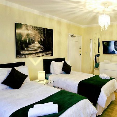 Gable Lodge London B&B Enfield Bagian luar foto