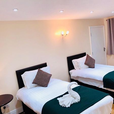 Gable Lodge London B&B Enfield Bagian luar foto