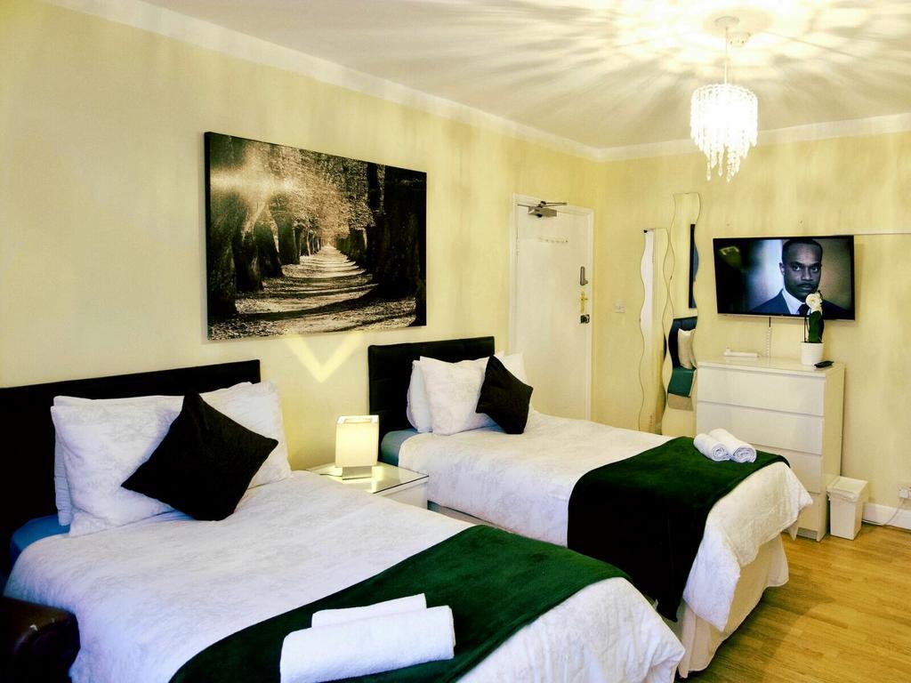 Gable Lodge London B&B Enfield Bagian luar foto