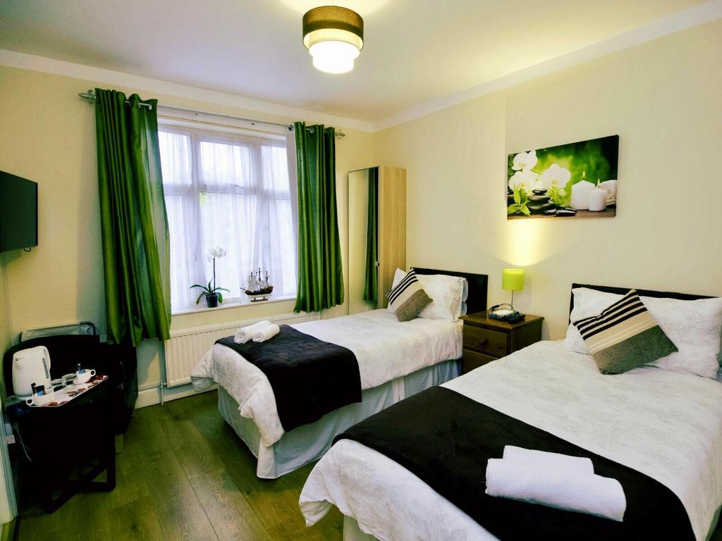 Gable Lodge London B&B Enfield Bagian luar foto