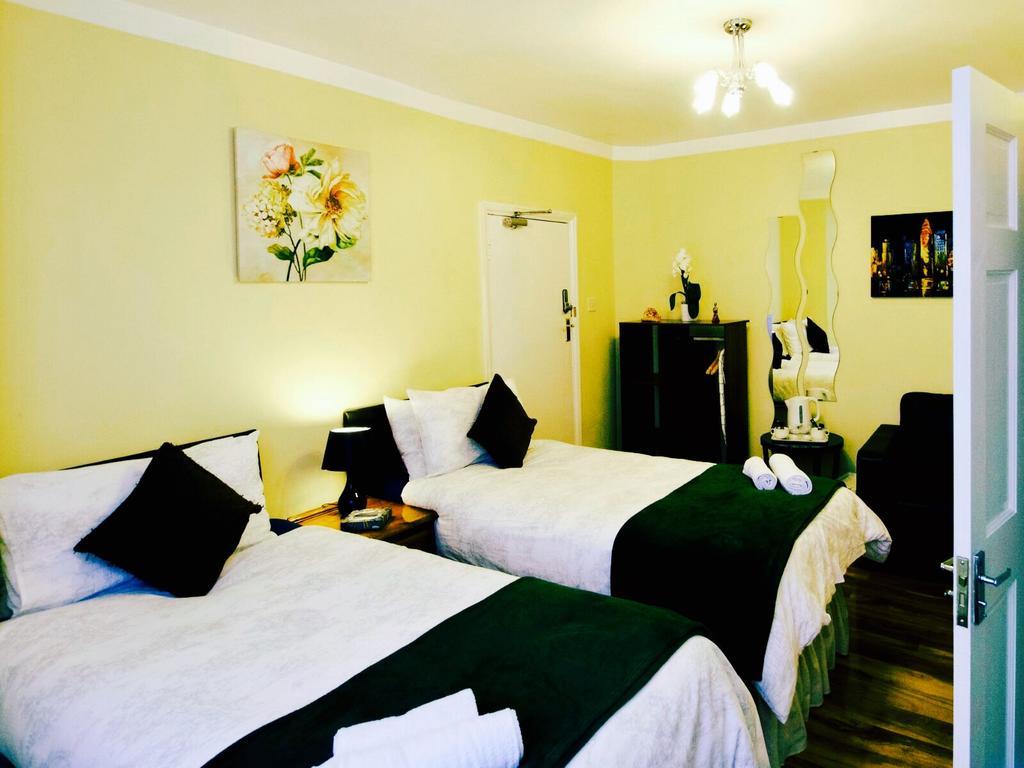 Gable Lodge London B&B Enfield Bagian luar foto