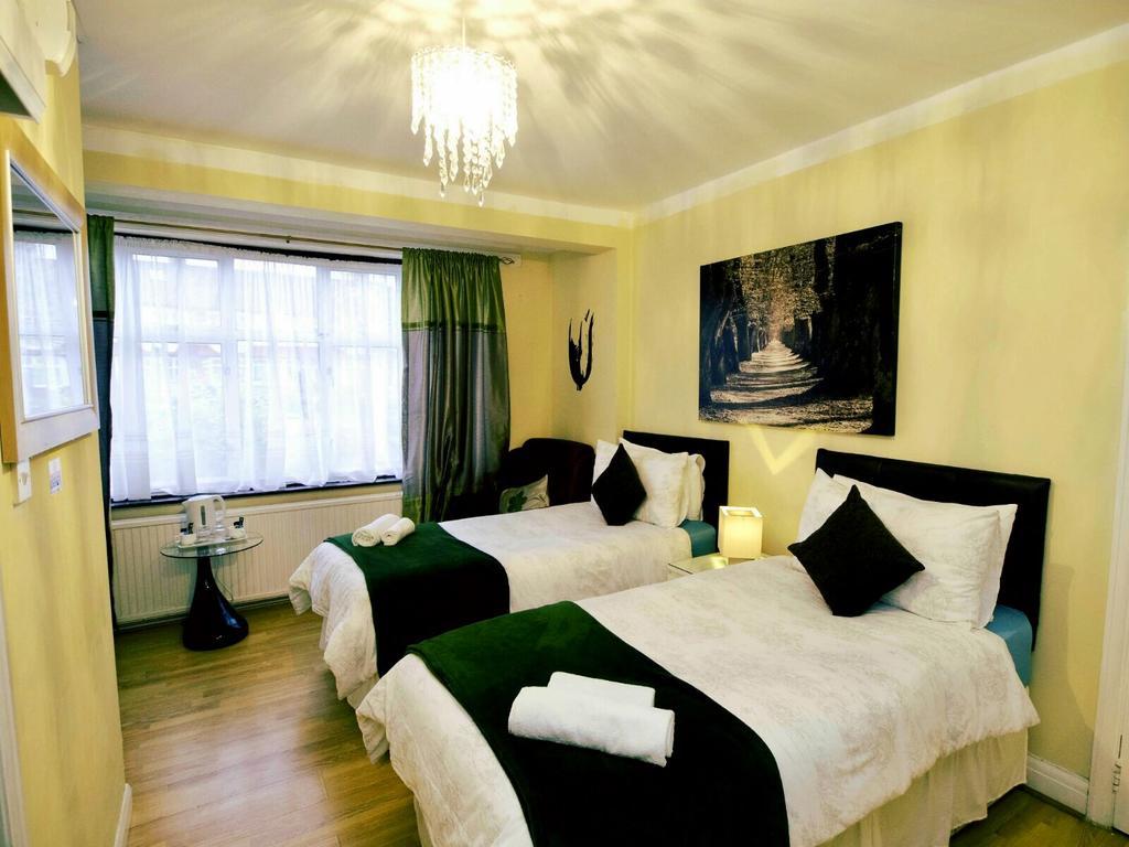 Gable Lodge London B&B Enfield Bagian luar foto