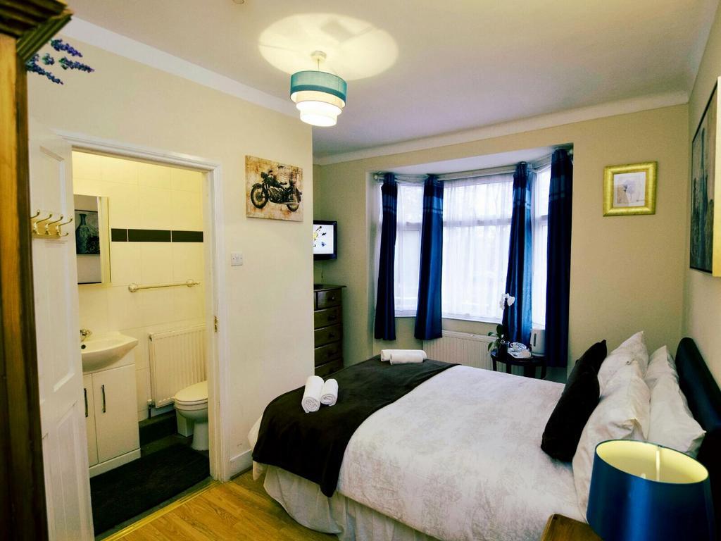 Gable Lodge London B&B Enfield Bagian luar foto