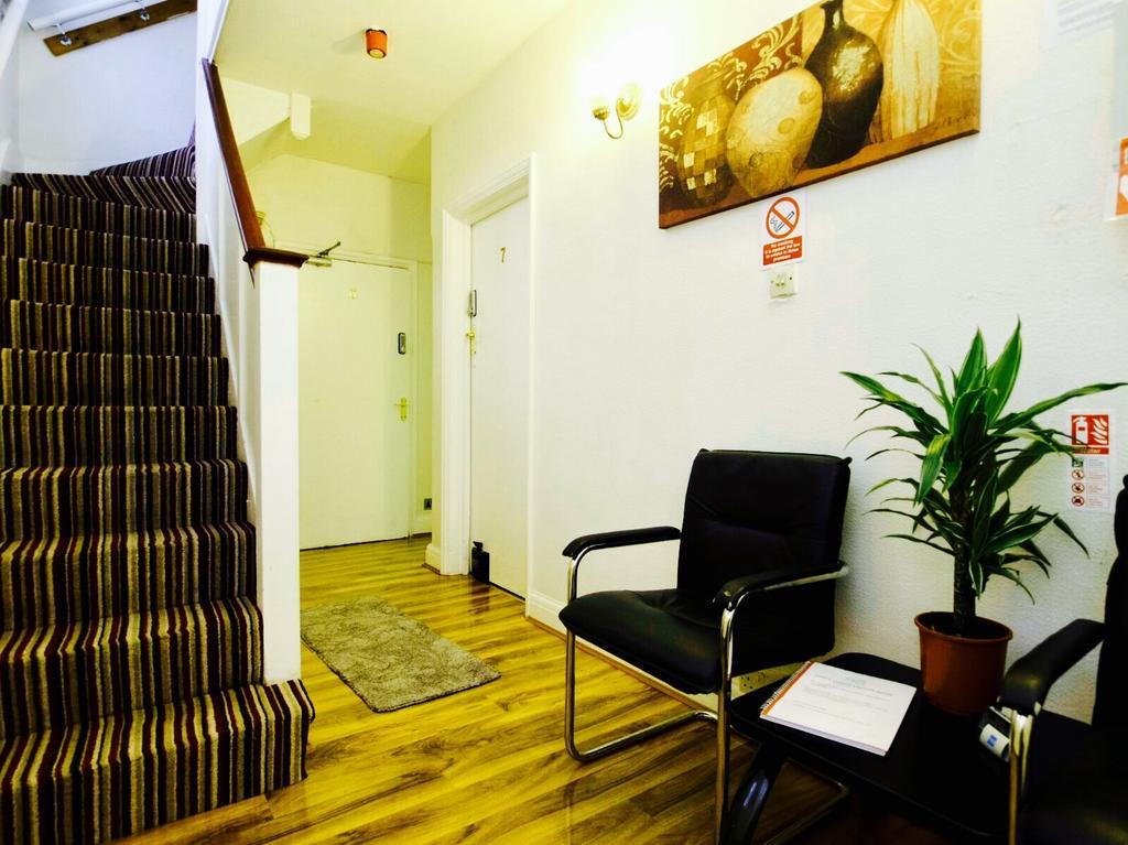 Gable Lodge London B&B Enfield Bagian luar foto