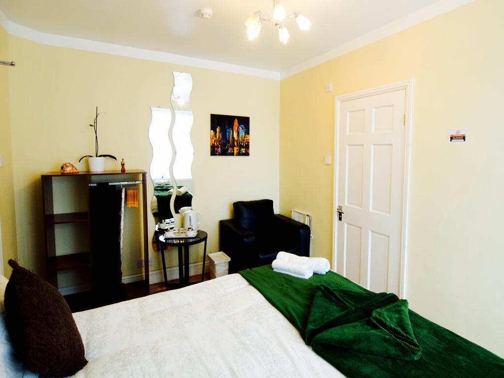 Gable Lodge London B&B Enfield Bagian luar foto