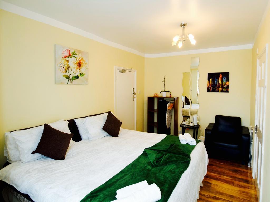 Gable Lodge London B&B Enfield Bagian luar foto