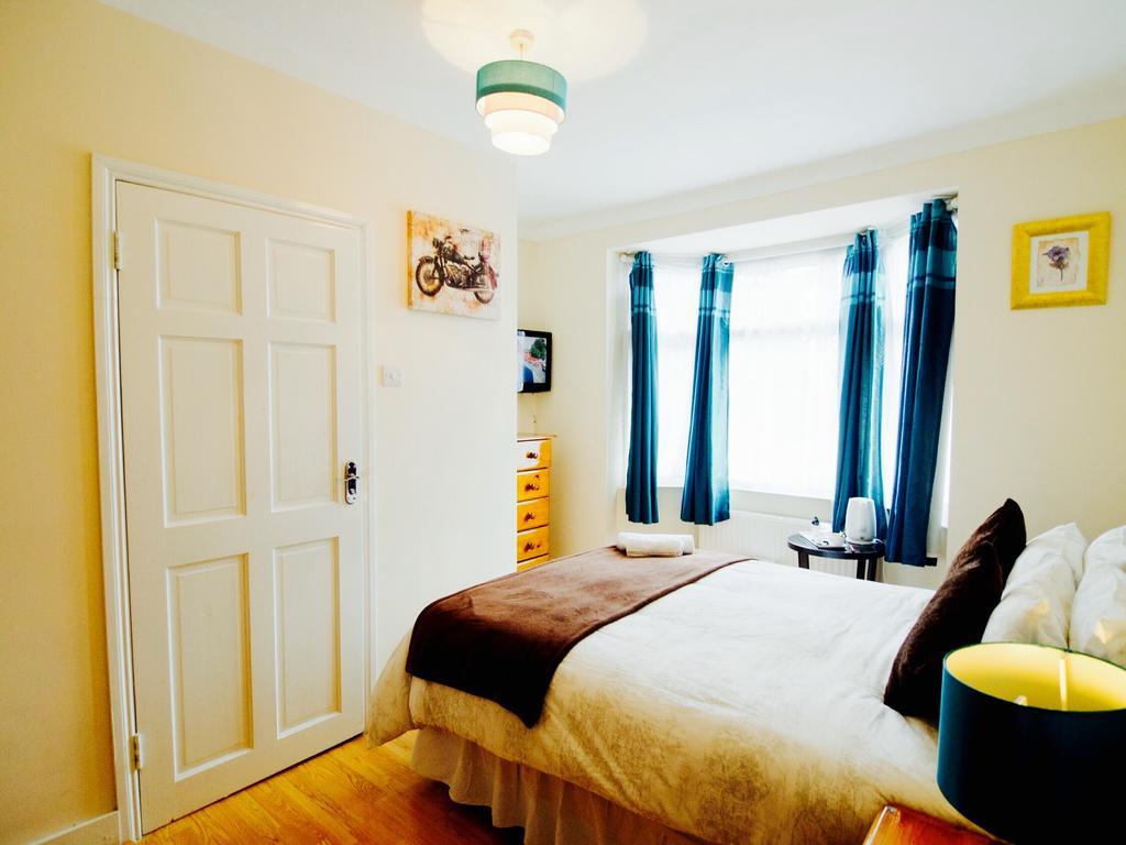 Gable Lodge London B&B Enfield Bagian luar foto