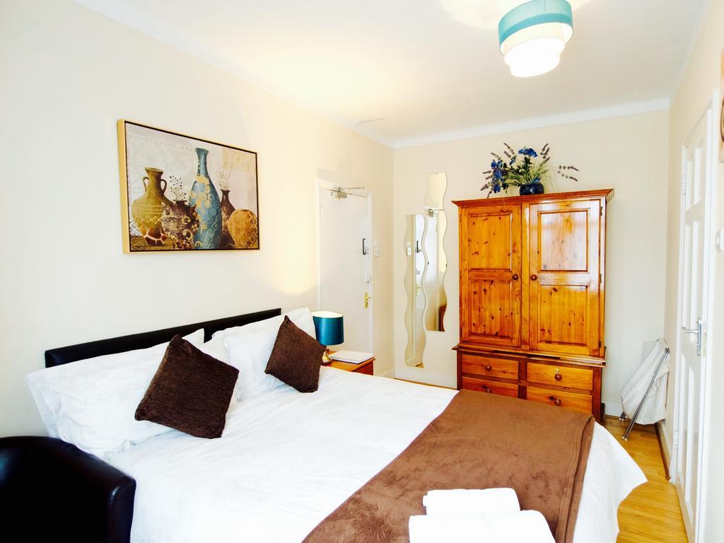 Gable Lodge London B&B Enfield Bagian luar foto