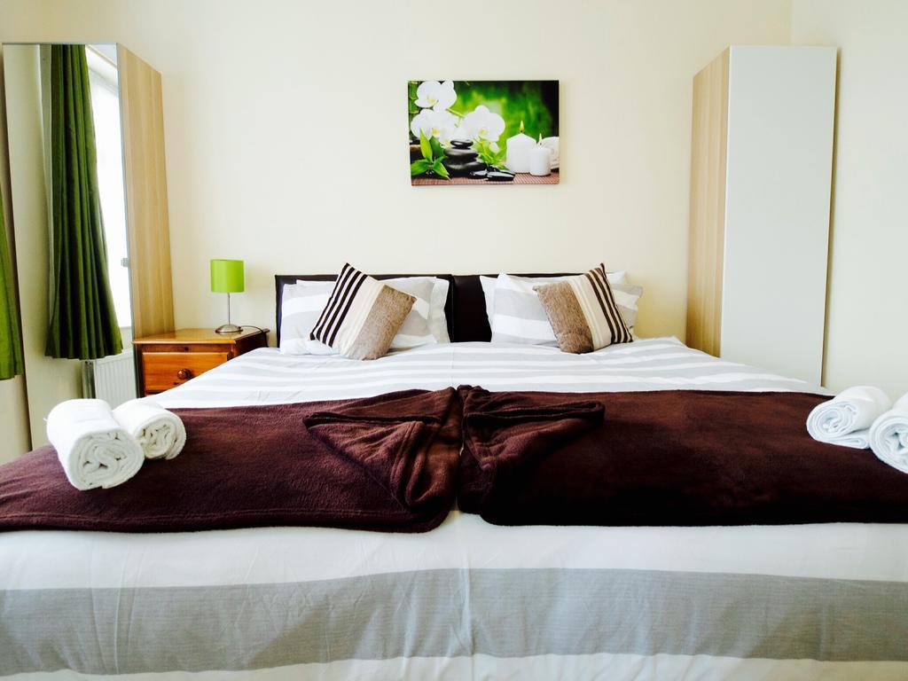 Gable Lodge London B&B Enfield Bagian luar foto