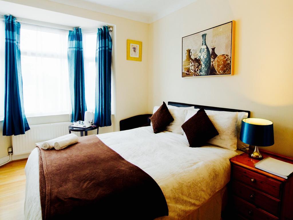 Gable Lodge London B&B Enfield Bagian luar foto