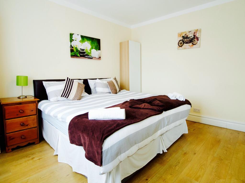 Gable Lodge London B&B Enfield Bagian luar foto