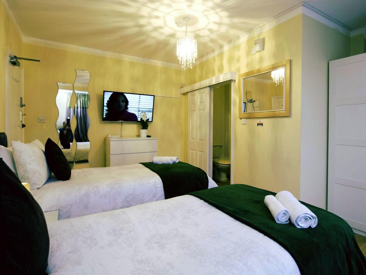 Gable Lodge London B&B Enfield Bagian luar foto