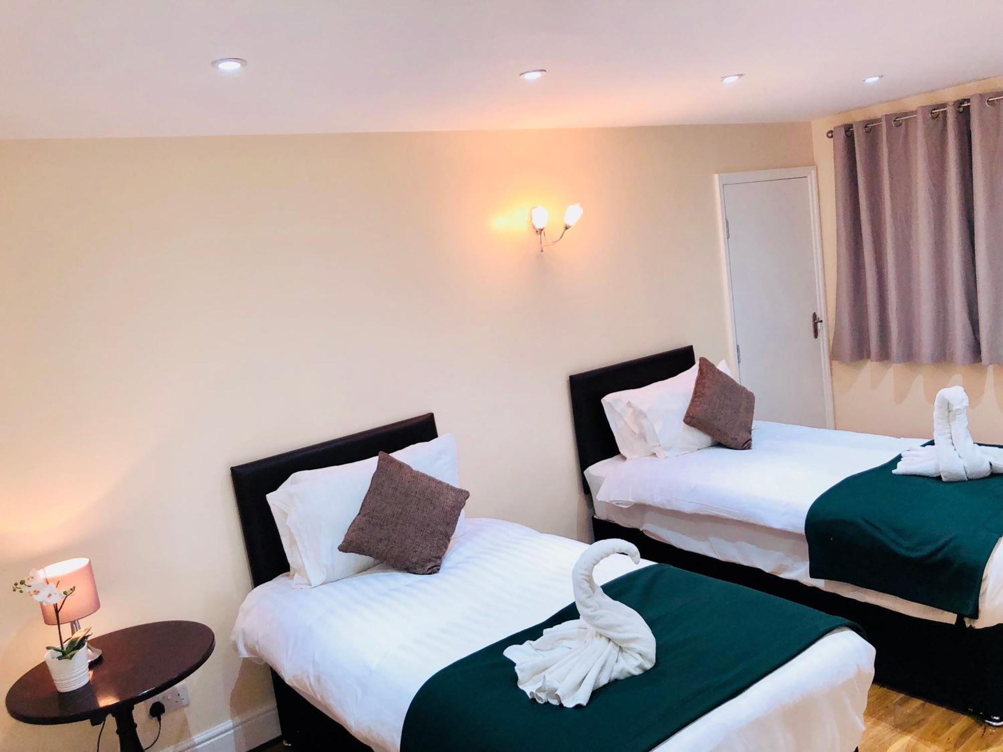 Gable Lodge London B&B Enfield Bagian luar foto