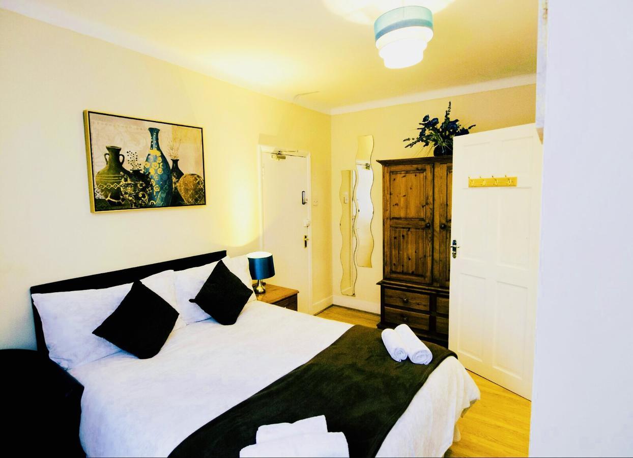 Gable Lodge London B&B Enfield Bagian luar foto