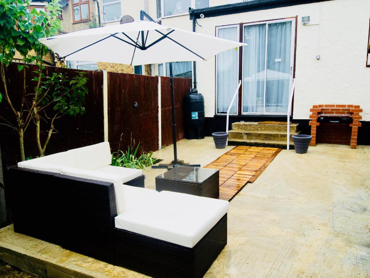Gable Lodge London B&B Enfield Bagian luar foto