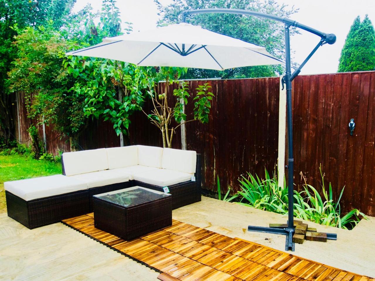 Gable Lodge London B&B Enfield Bagian luar foto